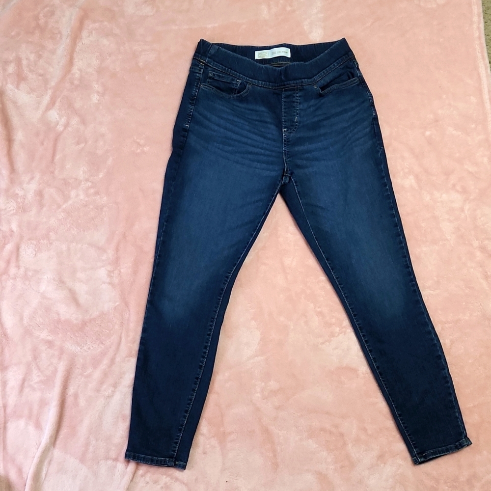 Levi Size 10 short Totaly Shaping Pull-On Skinny